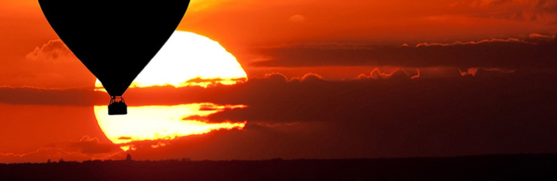 Montgolfière dans le coucher de soleil