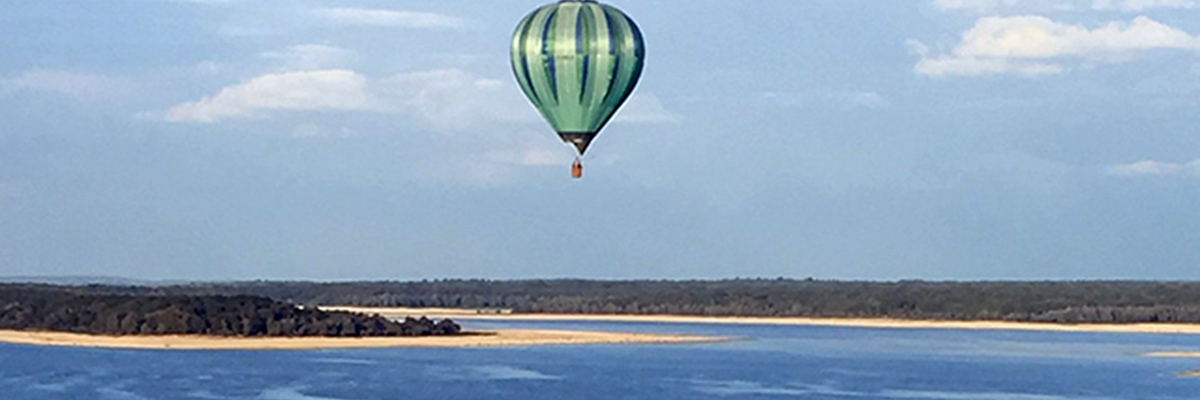Vol en montgolfière au dessus de la ville d'Etampes Vol en montgolfière au dessus de la ville d'Etampes
